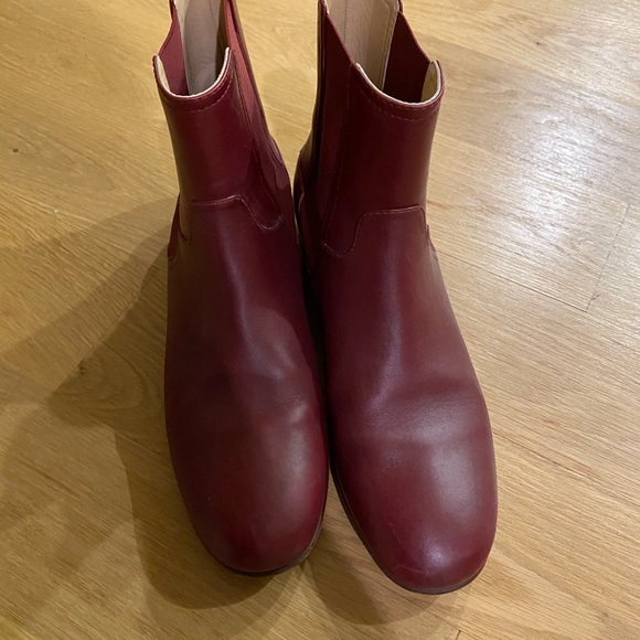 One of the most intellectual Chanel boots. - Picture 4 of 4